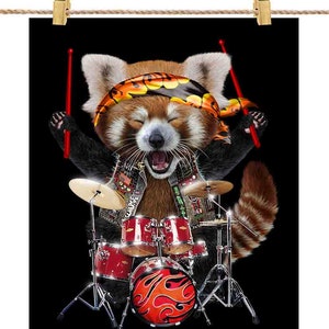 Punk Rock Panda Vermelho Tocando Tambor - Impressão de pôster, arte de parede, decoração de casa e cartão postal - PrintStarTee