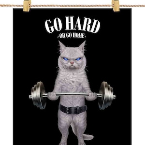 Haltérophilie chat dans une salle de sport - Impression d'affiches, art mural, décoration d'intérieur et carte postale - PrintStarTee