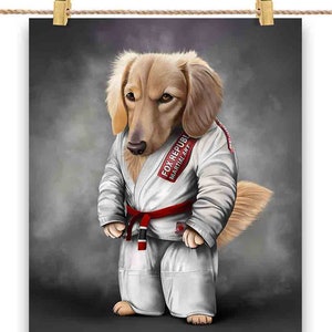 Artiste martial de chien teckel crème en judogi blanc : Judo et karaté - Impression d'affiche, art mural, décoration intérieure et carte postale - PrintStarTee