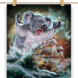 Monster Koala tend une embuscade à un navire de la Royal Navy dans l'océan - Impression d'affiche, art mural, décoration d'intérieur et carte postale - PrintStarTee