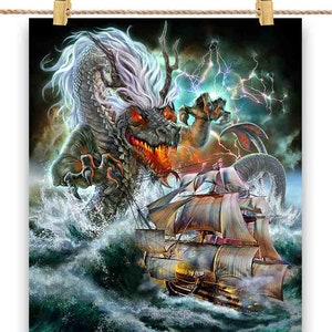 Un dragon tend une embuscade à un navire de la Royal Navy dans l'océan - impression d'affiche, art mural, décoration d'intérieur et carte postale - PrintStarTee