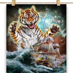 Monster Tiger tend une embuscade à un navire de la Royal Navy dans l'océan - Poster, art mural, décoration d'intérieur et carte postale - PrintStarTee
