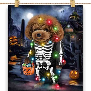 Chien caniche beige en costume de squelette : déguisement de fête d'Halloween - impression d'affiche, art mural, décoration intérieure et carte postale - PrintStarTee