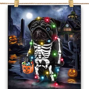 Chien carlin noir en costume de squelette : déguisement de fête d'Halloween - impression d'affiche, art mural, décoration intérieure et carte postale - PrintStarTee