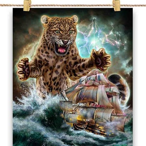 Jaguar chat monstre tend une embuscade à un navire de la Royal Navy dans l'océan - impression d'affiche, art mural, décoration d'intérieur et carte postale - PrintStarTee