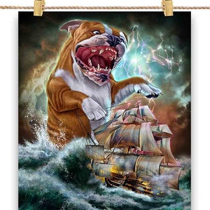 Monster Bulldog tend une embuscade à un navire de la Royal Navy dans l'océan - Impression d'affiche, art mural, décoration intérieure et carte postale - PrintStarTee