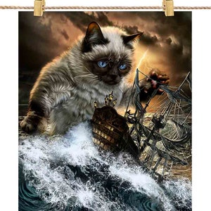Un chat siamois géant tend une embuscade à un navire de la marine - Impression d'affiches, art mural, décoration d'intérieur et carte postale - PrintStarTee