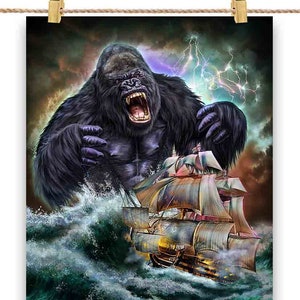 Un monstre gorille tend une embuscade à un navire de la Royal Navy dans l'océan - impression d'affiche, art mural, décoration d'intérieur et carte postale - PrintStarTee