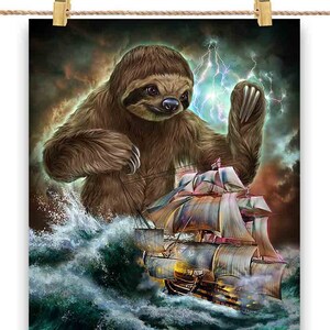 Monster Sloth tend une embuscade à un navire de la Royal Navy dans l'océan - impression d'affiche, art mural, décoration d'intérieur et carte postale - PrintStarTee