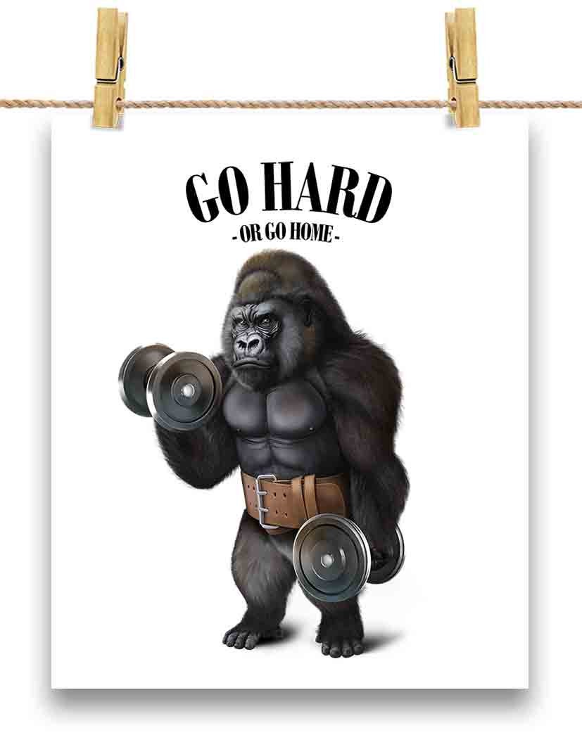 フィットネスジムでダンベルを運ぶゴリラ - ポスタープリント