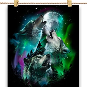 Lobo Cinzento Uivando na Floresta sob Lua Cheia e Aurora - Impressão de pôster, arte de parede, decoração de casa e cartão postal - PrintStarTee