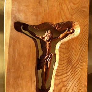 以下が含まれることがあります： 木製の板に彫られた、十字架にかけられた人物の彫刻。彫刻はレリーフ様式で、人物は木から現れているように見える。彫刻は右下に「P. Ballis」と署名されている。