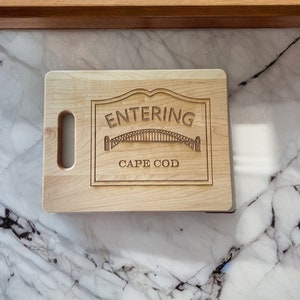 Planche à découper entrante Cape Cod avec poignée en érable des États-Unis personnalisable en 3 tailles disponibles