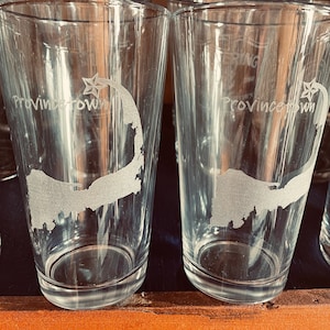 Cape Cod Map Pint Glas Hält 16 Unzen Laser Gravur Kann personalisiert werden Erhältlich in Klar und Kobalt Wählen Sie Ihre Stadt
