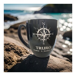 La tasse en céramique Cape Cod Towns Bistro contient 16 onces gravée au laser Peut être personnalisée Choisissez votre emplacement 6 couleurs disponibles
