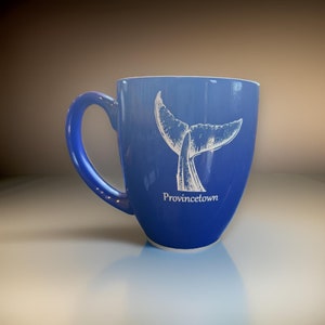 La tasse en céramique Whale Tail Bistro peut contenir 16 onces gravée au laser et peut être personnalisée en 6 couleurs disponibles