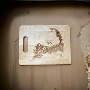 Cape Cod Karte mit Städte Käsebrett mit Griff 3 Größen erhältlich Hergestellt aus USA Maple Kann Personalisiert werden