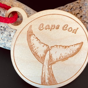 Cape Cod Whale Tail Ornament gemaakt van duurzaam hout kan op de achterkant worden gepersonaliseerd