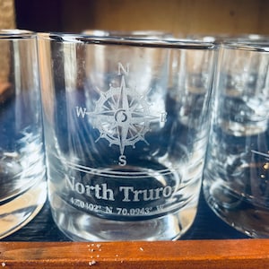 Cape Cod Towns Whiskyglas mit Positionskoordinaten und Seekompass, Lasergravur, 2 Größen erhältlich