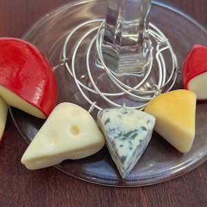 Charms in argilla polimerica per vino artigianale. Set di 5 charm: forma di formaggio Gouda, fetta di Gouda, formaggio blu, formaggio svizzero e formaggio parmigiano.