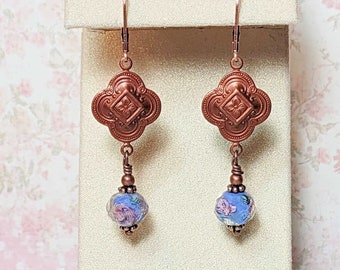 Boucles d'oreilles bleu pervenche, boucles d'oreilles en perles de verre au chalumeau, boucles d'oreilles pendantes bleues, boucles d'oreilles de style vintage, cadeau pour amateur de vintage