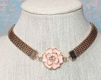 Collier ras de cou en maille dorée, ras de cou fleur rose clair, bijoux fantaisie reconvertis, cadeau pour un amateur de vintage, collier pour elle