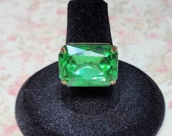 Green Cocktail Ring, Vintage Peridot Green Rhinestone Ring, Horizontal Ring, Green Statement Ring, Adjustable Ring Size 7+