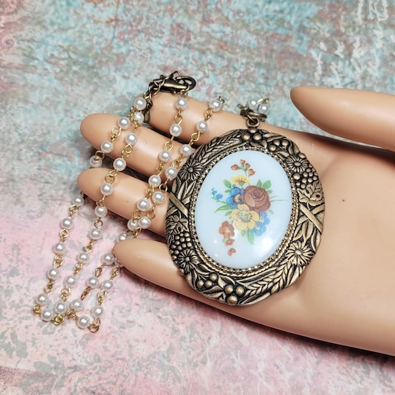 Vintage Style Floral Cameo Necklace, Vintage Glass Cameo, Glass Pearl Chain, Costume Jewelry, Statement Necklace