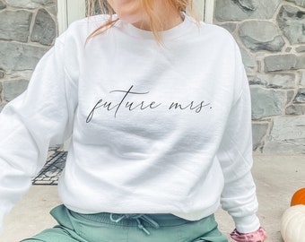 Future Mrs. Newly Engaged Women's Crewneck / Fiance Crewneck Sudadera para mujeres / Bachelorette Apparel