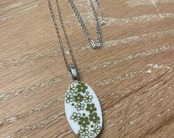Daisy Corelle oval necklace