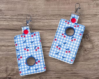 Portatarjetas de identificación con estampado de cerezas sobre cuadros azules ***Con personalización opcional*** Orificio para alarma superior o inferior