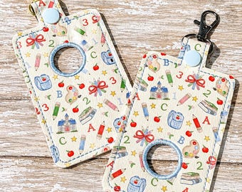 Portatarjetas de identificación con alarma bordada y estampado azul claro para la vuelta al cole *Con personalización opcional* Parte superior, inferior o sin orificio para la alarma