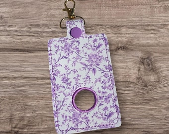 Portatarjetas de identificación con estampado floral morado y alarma ***Con personalización opcional*** Orificio para alarma superior, inferior o sin orificio para alarma