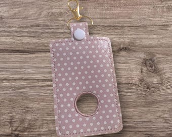 Portatarjetas de identificación de alarma color rosa empolvado y lunares blancos ***Con personalización bordada opcional*** Orificio para alarma superior, inferior o sin orificio para alarma