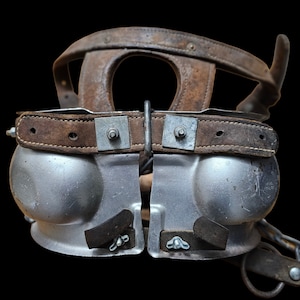 Antique 1930s Russell Mfg Bull Blind