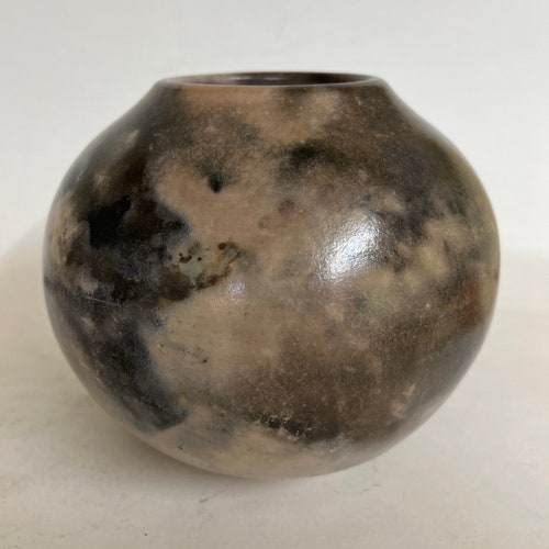 Pit-fired store ceramic vessel