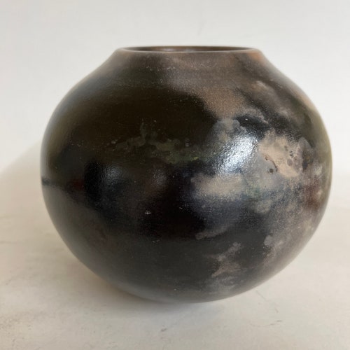 Pit-fired store ceramic vessel