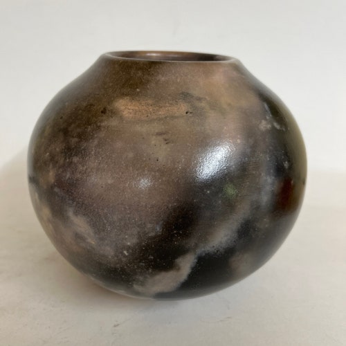Pit-fired store ceramic vessel