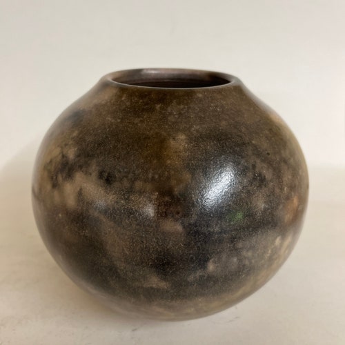 Pit-fired store ceramic vessel