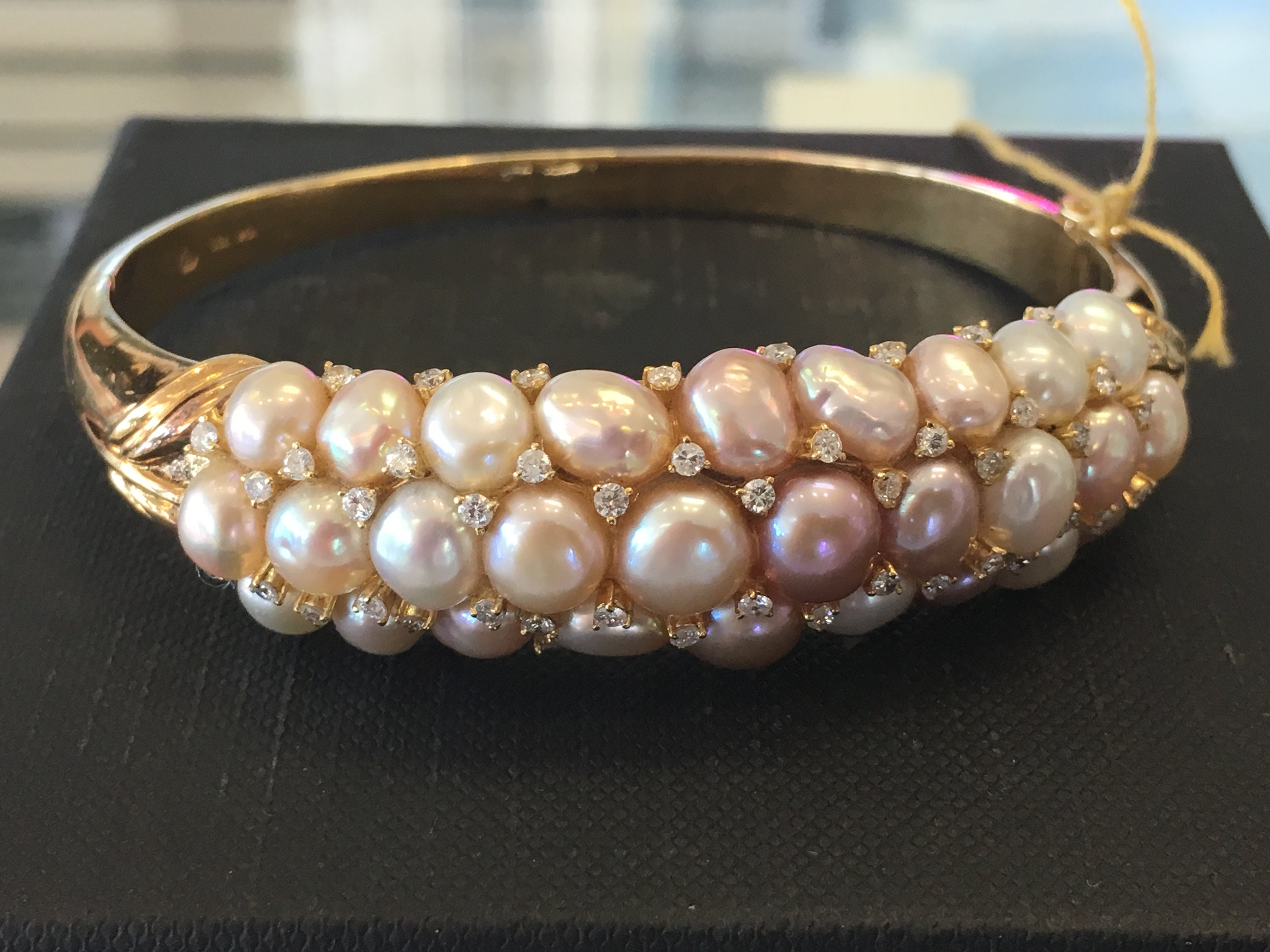 Vintage Pearl Bracelet Art Deco era. 28 white pink cultured freshwater