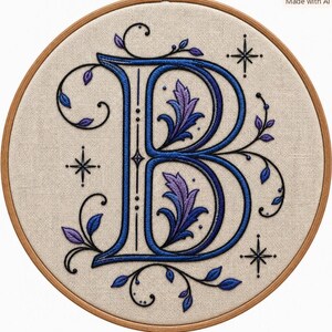 以下が含まれることがあります： 木製の円形刺繍枠に、ベージュの布地が張られ、文字「B」が刺繍されています。文字は濃い青と黒で縁取られ、紫と青の葉のようなアクセントが施され、黒い渦巻く蔓と星で囲まれています。