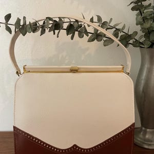 Bolso de mano con asa superior en punta de ala Air Step en blanco y marrón, década de 1960, monedero vintage, accesorio de mediados de siglo