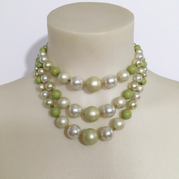 Vintage 3-Strand Pearl & Green Beaded Necklace, V… - image 5