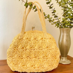 Cartera con asa superior de rafia color amarillo cremoso de los años 50, bolso vintage amarillo de los años 50, accesorio de mediados de siglo
