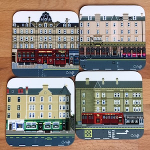Pixel Dundee - Local Bars 4 Hardboard Coaster Set. Phoenix, Speedwell Bar, Trades, Tickety Boo’s. Illustration de pixel de paysage urbain. CR? À L’ARRIÈRE.