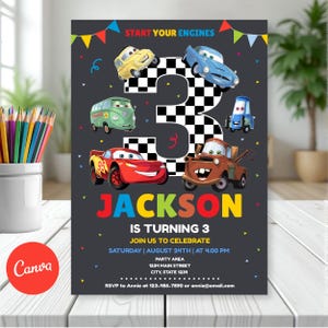 Può includere: Un biglietto d'invito per compleanno con un grande numero 3 a scacchi, auto dei cartoni animati colorate e il testo START YOUR ENGINES, JACKSON IS TURNING 3, JOIN US TO CELEBRATE, SATURDAY AUGUST 24TH AT 4:00 PM, PARTY AREA 1234 MAIN STREET.
