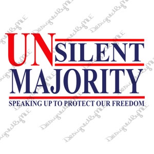 Peut inclure: Un design graphique avec le texte "UNSILENT MAJORITY" en lettres rouges et bleues. Le texte "SPEAKING UP TO PROTECT OUR FREEDOM" est en dessous du texte principal en lettres rouges.