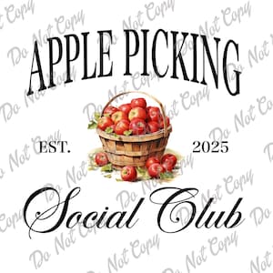 Pode incluir: Um design gráfico com uma cesta cheia de maçãs vermelhas. As palavras "APPLE PICKING" estão acima, com "EST. 2025" e "Social Club" abaixo. O design está em um fundo branco.