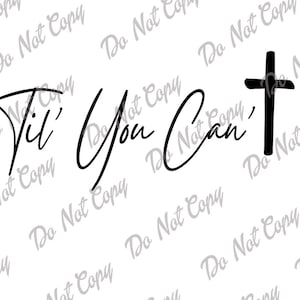 Può includere: Su sfondo bianco, la frase "Til' You Can" in corsivo nero, accompagnata da una croce nera. La frase è in corsivo nero e la croce è piena.