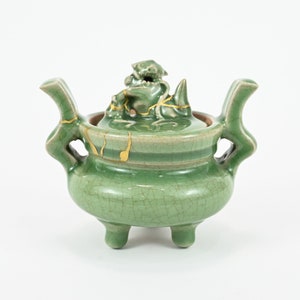 Quemador de incienso con trípode de porcelana china antigua Longquan Celadon, esmaltado en verde, con forma de león y perro Foo, Ming/Qing